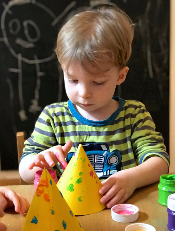 Hallo Helau! Tageskinder basteln Faschingshütchen. TiG! Kindertagespflege in Braunschweig Gliesmarode, Nicole Appel und Antje Storek – Kindertagespflege, Tagesmutter und Großtagespflege für Braunschweig Gliesmarode, Querum, Riddagshausen, Östliches Ringgebiet, Volkmarode, Bienrode, Waggum, Hondelage, Schuntersiedlung, Kralenriede, Dibbesdorf, Schwarzer Berg, Siegfriedviertel, Nordstadt und Schapen