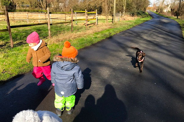 Sonnenstrahlen strahlen! Tageskinder zum Frühlingsanfang auf Entdeckertour. TiG! Kindertagespflege in Braunschweig Gliesmarode, Nicole Appel und Antje Storek – Kindertagespflege, Tagesmutter und Großtagespflege für Braunschweig Gliesmarode, Querum, Riddagshausen, Östliches Ringgebiet, Volkmarode, Bienrode, Waggum, Hondelage, Schuntersiedlung, Kralenriede, Dibbesdorf, Schwarzer Berg, Siegfriedviertel, Nordstadt und Schapen