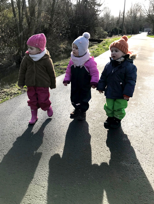 Sonnenstrahlen strahlen! Tageskinder zum Frühlingsanfang auf Entdeckertour. TiG! Kindertagespflege in Braunschweig Gliesmarode, Nicole Appel und Antje Storek – Kindertagespflege, Tagesmutter und Großtagespflege für Braunschweig Gliesmarode, Querum, Riddagshausen, Östliches Ringgebiet, Volkmarode, Bienrode, Waggum, Hondelage, Schuntersiedlung, Kralenriede, Dibbesdorf, Schwarzer Berg, Siegfriedviertel, Nordstadt und Schapen