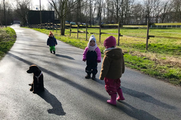 Sonnenstrahlen strahlen! Tageskinder zum Frühlingsanfang auf Entdeckertour. TiG! Kindertagespflege in Braunschweig Gliesmarode, Nicole Appel und Antje Storek – Kindertagespflege, Tagesmutter und Großtagespflege für Braunschweig Gliesmarode, Querum, Riddagshausen, Östliches Ringgebiet, Volkmarode, Bienrode, Waggum, Hondelage, Schuntersiedlung, Kralenriede, Dibbesdorf, Schwarzer Berg, Siegfriedviertel, Nordstadt und Schapen