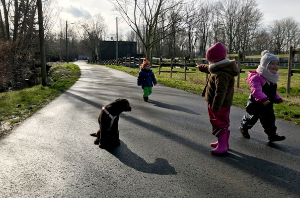 Sonnenstrahlen strahlen! Tageskinder zum Frühlingsanfang auf Entdeckertour. TiG! Kindertagespflege in Braunschweig Gliesmarode, Nicole Appel und Antje Storek – Kindertagespflege, Tagesmutter und Großtagespflege für Braunschweig Gliesmarode, Querum, Riddagshausen, Östliches Ringgebiet, Volkmarode, Bienrode, Waggum, Hondelage, Schuntersiedlung, Kralenriede, Dibbesdorf, Schwarzer Berg, Siegfriedviertel, Nordstadt und Schapen