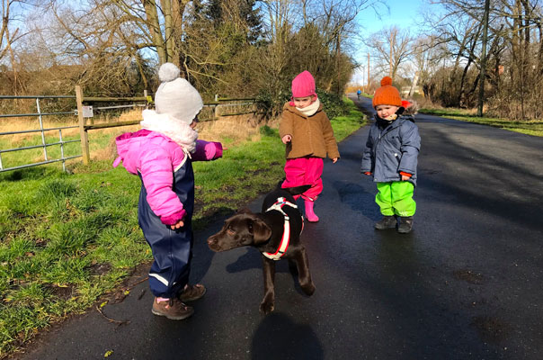 Sonnenstrahlen strahlen! Tageskinder zum Frühlingsanfang auf Entdeckertour. TiG! Kindertagespflege in Braunschweig Gliesmarode, Nicole Appel und Antje Storek – Kindertagespflege, Tagesmutter und Großtagespflege für Braunschweig Gliesmarode, Querum, Riddagshausen, Östliches Ringgebiet, Volkmarode, Bienrode, Waggum, Hondelage, Schuntersiedlung, Kralenriede, Dibbesdorf, Schwarzer Berg, Siegfriedviertel, Nordstadt und Schapen