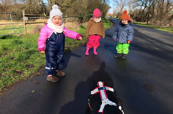 Sonnenstrahlen strahlen! Tageskinder zum Frühlingsanfang auf Entdeckertour. TiG! Kindertagespflege in Braunschweig Gliesmarode, Nicole Appel und Antje Storek – Kindertagespflege, Tagesmutter und Großtagespflege für Braunschweig Gliesmarode, Querum, Riddagshausen, Östliches Ringgebiet, Volkmarode, Bienrode, Waggum, Hondelage, Schuntersiedlung, Kralenriede, Dibbesdorf, Schwarzer Berg, Siegfriedviertel, Nordstadt und Schapen