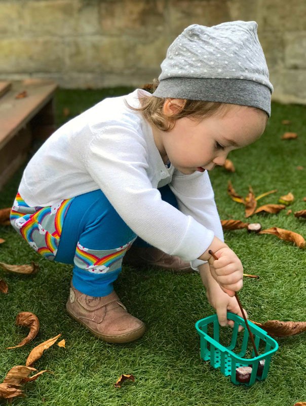 Guckt mal! Tageskinder sammeln zum Herbstanfang Kastanien. TiG! Kindertagespflege in Braunschweig Gliesmarode, Nicole Appel und Antje Storek – Kindertagespflege, Tagesmutter und Großtagespflege für Braunschweig Gliesmarode, Querum, Riddagshausen, Östliches Ringgebiet, Volkmarode, Bienrode, Waggum, Hondelage, Schuntersiedlung, Kralenriede, Dibbesdorf, Schwarzer Berg, Siegfriedviertel, Nordstadt und Schapen