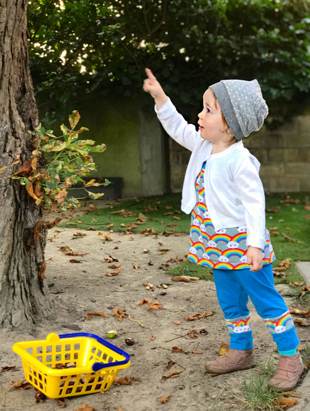 Guckt mal! Tageskinder sammeln zum Herbstanfang Kastanien. TiG! Kindertagespflege in Braunschweig Gliesmarode, Nicole Appel und Antje Storek – Kindertagespflege, Tagesmutter und Großtagespflege für Braunschweig Gliesmarode, Querum, Riddagshausen, Östliches Ringgebiet, Volkmarode, Bienrode, Waggum, Hondelage, Schuntersiedlung, Kralenriede, Dibbesdorf, Schwarzer Berg, Siegfriedviertel, Nordstadt und Schapen