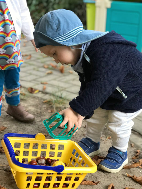 Guckt mal! Tageskinder sammeln zum Herbstanfang Kastanien. TiG! Kindertagespflege in Braunschweig Gliesmarode, Nicole Appel und Antje Storek – Kindertagespflege, Tagesmutter und Großtagespflege für Braunschweig Gliesmarode, Querum, Riddagshausen, Östliches Ringgebiet, Volkmarode, Bienrode, Waggum, Hondelage, Schuntersiedlung, Kralenriede, Dibbesdorf, Schwarzer Berg, Siegfriedviertel, Nordstadt und Schapen