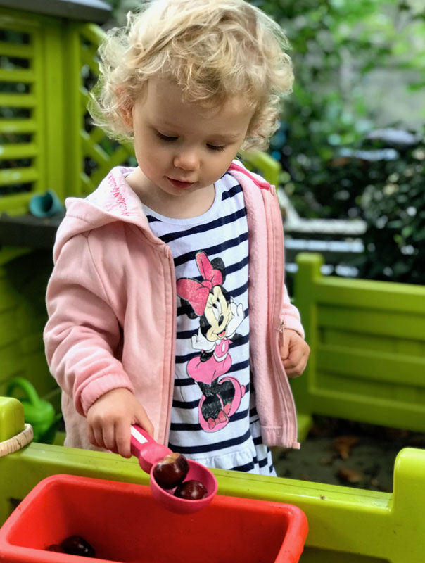 Guckt mal! Tageskinder sammeln zum Herbstanfang Kastanien. TiG! Kindertagespflege in Braunschweig Gliesmarode, Nicole Appel und Antje Storek – Kindertagespflege, Tagesmutter und Großtagespflege für Braunschweig Gliesmarode, Querum, Riddagshausen, Östliches Ringgebiet, Volkmarode, Bienrode, Waggum, Hondelage, Schuntersiedlung, Kralenriede, Dibbesdorf, Schwarzer Berg, Siegfriedviertel, Nordstadt und Schapen