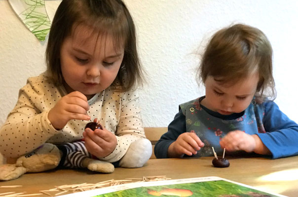 Pieksige Metamorphose! Tageskinder basteln Kastanienigel. TiG! Kindertagespflege in Braunschweig Gliesmarode, Nicole Appel und Antje Storek – Kindertagespflege, Tagesmutter und Großtagespflege für Braunschweig Gliesmarode, Querum, Riddagshausen, Östliches Ringgebiet, Volkmarode, Bienrode, Waggum, Hondelage, Schuntersiedlung, Kralenriede, Dibbesdorf, Schwarzer Berg, Siegfriedviertel, Nordstadt und Schapen