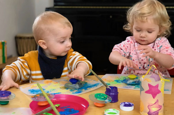 Oh – Laternebasteln! Tageskinder basteln Laternen. TiG! Kindertagespflege in Braunschweig Gliesmarode, Nicole Appel und Antje Storek – Kindertagespflege, Tagesmutter und Großtagespflege für Braunschweig Gliesmarode, Querum, Riddagshausen, Östliches Ringgebiet, Volkmarode, Bienrode, Waggum, Hondelage, Schuntersiedlung, Kralenriede, Dibbesdorf, Schwarzer Berg, Siegfriedviertel, Nordstadt und Schapen