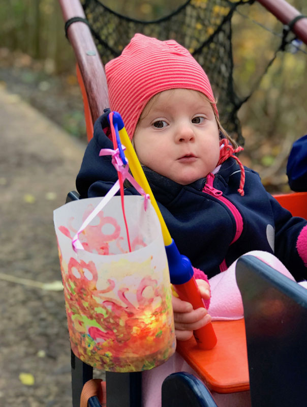 Wir gehen mit unseren Laternen … und unsere Laternen mit uns. Tageskonder gehen Laterne. TiG! Kindertagespflege in Braunschweig Gliesmarode, Nicole Appel und Antje Storek – Kindertagespflege, Tagesmutter und Großtagespflege für Braunschweig Gliesmarode, Querum, Riddagshausen, Östliches Ringgebiet, Volkmarode, Bienrode, Waggum, Hondelage, Schuntersiedlung, Kralenriede, Dibbesdorf, Schwarzer Berg, Siegfriedviertel, Nordstadt und Schapen