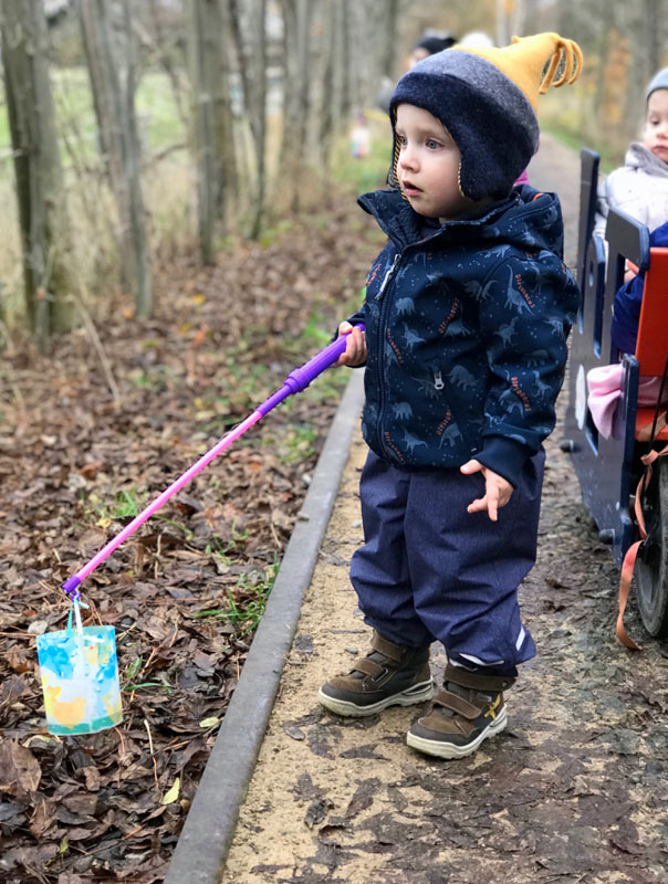 Wir gehen mit unseren Laternen … und unsere Laternen mit uns. Tageskonder gehen Laterne. TiG! Kindertagespflege in Braunschweig Gliesmarode, Nicole Appel und Antje Storek – Kindertagespflege, Tagesmutter und Großtagespflege für Braunschweig Gliesmarode, Querum, Riddagshausen, Östliches Ringgebiet, Volkmarode, Bienrode, Waggum, Hondelage, Schuntersiedlung, Kralenriede, Dibbesdorf, Schwarzer Berg, Siegfriedviertel, Nordstadt und Schapen