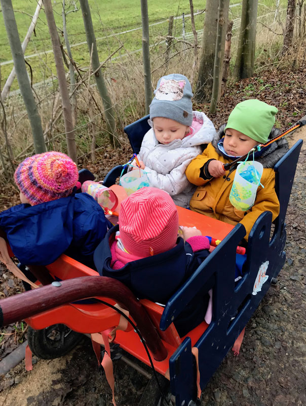 Wir gehen mit unseren Laternen … und unsere Laternen mit uns. Tageskonder gehen Laterne. TiG! Kindertagespflege in Braunschweig Gliesmarode, Nicole Appel und Antje Storek – Kindertagespflege, Tagesmutter und Großtagespflege für Braunschweig Gliesmarode, Querum, Riddagshausen, Östliches Ringgebiet, Volkmarode, Bienrode, Waggum, Hondelage, Schuntersiedlung, Kralenriede, Dibbesdorf, Schwarzer Berg, Siegfriedviertel, Nordstadt und Schapen