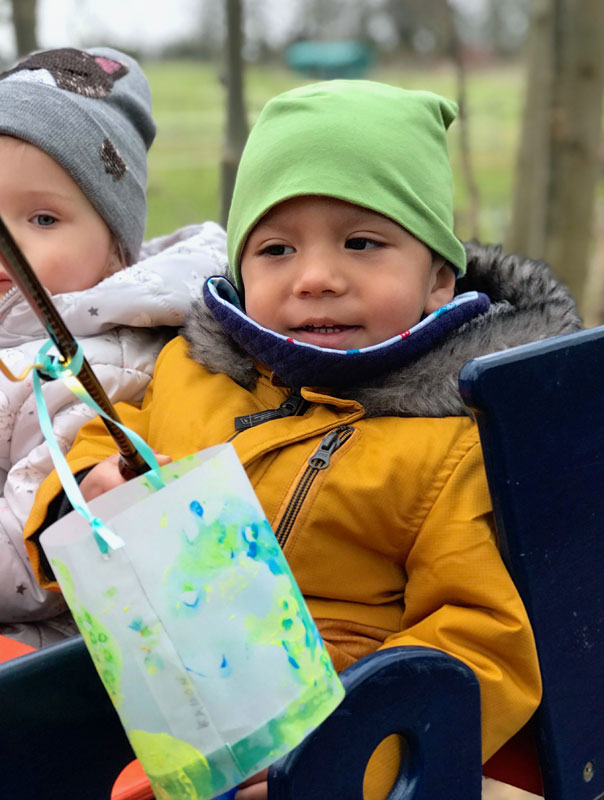 Wir gehen mit unseren Laternen … und unsere Laternen mit uns. Tageskonder gehen Laterne. TiG! Kindertagespflege in Braunschweig Gliesmarode, Nicole Appel und Antje Storek – Kindertagespflege, Tagesmutter und Großtagespflege für Braunschweig Gliesmarode, Querum, Riddagshausen, Östliches Ringgebiet, Volkmarode, Bienrode, Waggum, Hondelage, Schuntersiedlung, Kralenriede, Dibbesdorf, Schwarzer Berg, Siegfriedviertel, Nordstadt und Schapen