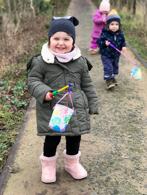 Wir gehen mit unseren Laternen … und unsere Laternen mit uns. Tageskonder gehen Laterne. TiG! Kindertagespflege in Braunschweig Gliesmarode, Nicole Appel und Antje Storek – Kindertagespflege, Tagesmutter und Großtagespflege für Braunschweig Gliesmarode, Querum, Riddagshausen, Östliches Ringgebiet, Volkmarode, Bienrode, Waggum, Hondelage, Schuntersiedlung, Kralenriede, Dibbesdorf, Schwarzer Berg, Siegfriedviertel, Nordstadt und Schapen