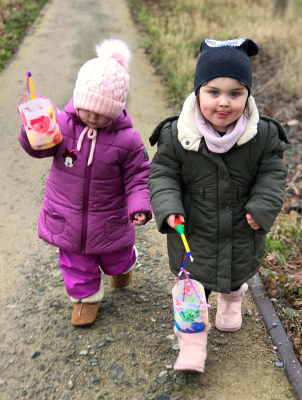 Wir gehen mit unseren Laternen … und unsere Laternen mit uns. Tageskonder gehen Laterne. TiG! Kindertagespflege in Braunschweig Gliesmarode, Nicole Appel und Antje Storek – Kindertagespflege, Tagesmutter und Großtagespflege für Braunschweig Gliesmarode, Querum, Riddagshausen, Östliches Ringgebiet, Volkmarode, Bienrode, Waggum, Hondelage, Schuntersiedlung, Kralenriede, Dibbesdorf, Schwarzer Berg, Siegfriedviertel, Nordstadt und Schapen