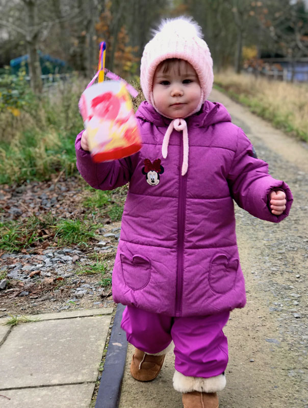 Wir gehen mit unseren Laternen … und unsere Laternen mit uns. Tageskonder gehen Laterne. TiG! Kindertagespflege in Braunschweig Gliesmarode, Nicole Appel und Antje Storek – Kindertagespflege, Tagesmutter und Großtagespflege für Braunschweig Gliesmarode, Querum, Riddagshausen, Östliches Ringgebiet, Volkmarode, Bienrode, Waggum, Hondelage, Schuntersiedlung, Kralenriede, Dibbesdorf, Schwarzer Berg, Siegfriedviertel, Nordstadt und Schapen