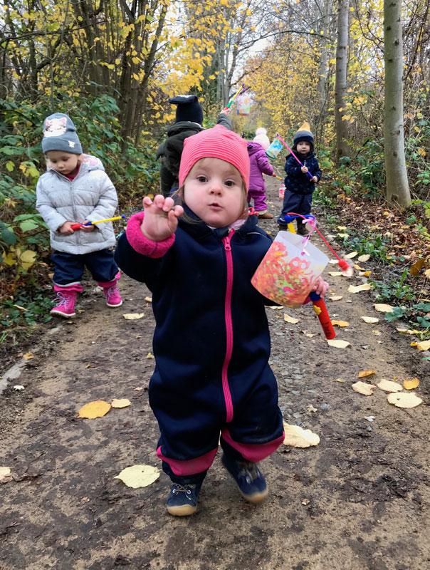 Wir gehen mit unseren Laternen … und unsere Laternen mit uns. Tageskonder gehen Laterne. TiG! Kindertagespflege in Braunschweig Gliesmarode, Nicole Appel und Antje Storek – Kindertagespflege, Tagesmutter und Großtagespflege für Braunschweig Gliesmarode, Querum, Riddagshausen, Östliches Ringgebiet, Volkmarode, Bienrode, Waggum, Hondelage, Schuntersiedlung, Kralenriede, Dibbesdorf, Schwarzer Berg, Siegfriedviertel, Nordstadt und Schapen