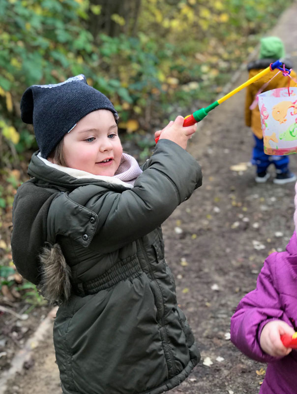 Wir gehen mit unseren Laternen … und unsere Laternen mit uns. Tageskonder gehen Laterne. TiG! Kindertagespflege in Braunschweig Gliesmarode, Nicole Appel und Antje Storek – Kindertagespflege, Tagesmutter und Großtagespflege für Braunschweig Gliesmarode, Querum, Riddagshausen, Östliches Ringgebiet, Volkmarode, Bienrode, Waggum, Hondelage, Schuntersiedlung, Kralenriede, Dibbesdorf, Schwarzer Berg, Siegfriedviertel, Nordstadt und Schapen