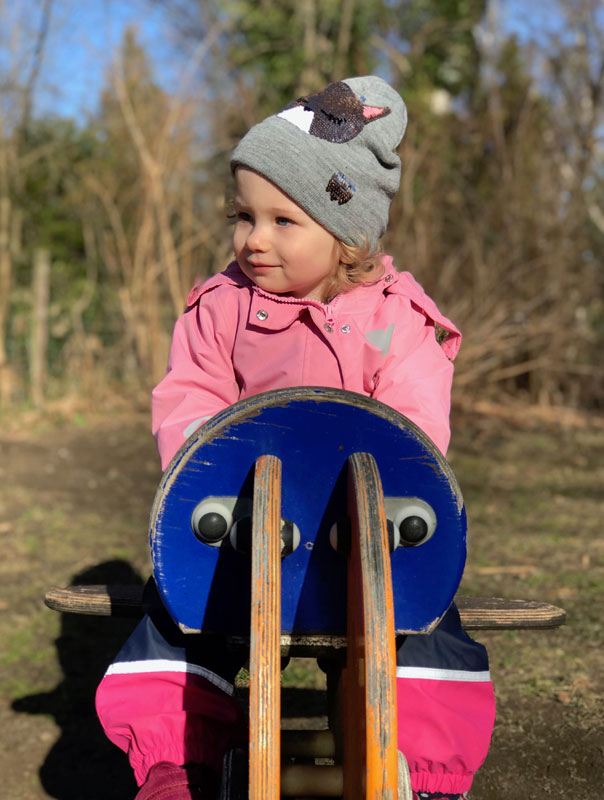 Frühling, Früüüüühling! Tageskinder genießen die ersten Sonnenstrahlen. TiG! Kindertagespflege in Braunschweig Gliesmarode, Nicole Appel und Antje Storek – Kindertagespflege, Tagesmutter und Großtagespflege für Braunschweig Gliesmarode, Querum, Riddagshausen, Östliches Ringgebiet, Volkmarode, Bienrode, Waggum, Hondelage, Schuntersiedlung, Kralenriede, Dibbesdorf, Schwarzer Berg, Siegfriedviertel, Nordstadt und Schapen