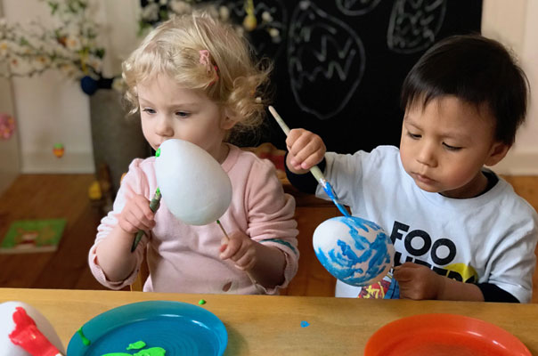 Bunte Ostern! Tageskinder bemalen Ostereier. TiG! Kindertagespflege in Braunschweig Gliesmarode, Nicole Appel und Antje Storek – Kindertagespflege, Tagesmutter und Großtagespflege für Braunschweig Gliesmarode, Querum, Riddagshausen, Östliches Ringgebiet, Volkmarode, Bienrode, Waggum, Hondelage, Schuntersiedlung, Kralenriede, Dibbesdorf, Schwarzer Berg, Siegfriedviertel, Nordstadt und Schapen