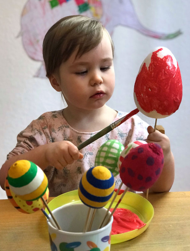 Bunte Ostern! Tageskinder bemalen Ostereier. TiG! Kindertagespflege in Braunschweig Gliesmarode, Nicole Appel und Antje Storek – Kindertagespflege, Tagesmutter und Großtagespflege für Braunschweig Gliesmarode, Querum, Riddagshausen, Östliches Ringgebiet, Volkmarode, Bienrode, Waggum, Hondelage, Schuntersiedlung, Kralenriede, Dibbesdorf, Schwarzer Berg, Siegfriedviertel, Nordstadt und Schapen