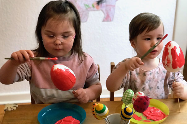 Bunte Ostern! Tageskinder bemalen Ostereier. TiG! Kindertagespflege in Braunschweig Gliesmarode, Nicole Appel und Antje Storek – Kindertagespflege, Tagesmutter und Großtagespflege für Braunschweig Gliesmarode, Querum, Riddagshausen, Östliches Ringgebiet, Volkmarode, Bienrode, Waggum, Hondelage, Schuntersiedlung, Kralenriede, Dibbesdorf, Schwarzer Berg, Siegfriedviertel, Nordstadt und Schapen