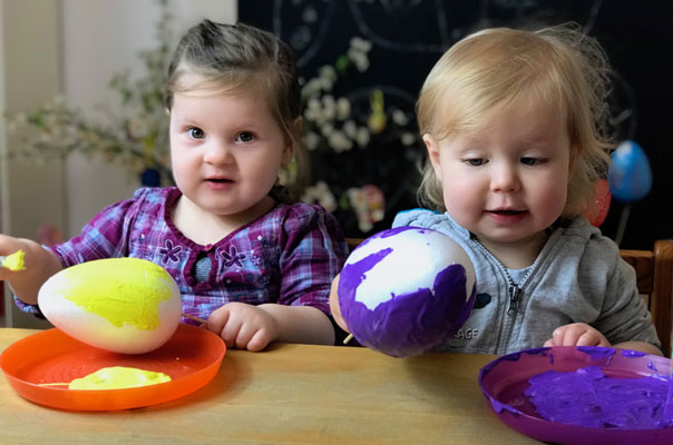 Bunte Ostern! Tageskinder bemalen Ostereier. TiG! Kindertagespflege in Braunschweig Gliesmarode, Nicole Appel und Antje Storek – Kindertagespflege, Tagesmutter und Großtagespflege für Braunschweig Gliesmarode, Querum, Riddagshausen, Östliches Ringgebiet, Volkmarode, Bienrode, Waggum, Hondelage, Schuntersiedlung, Kralenriede, Dibbesdorf, Schwarzer Berg, Siegfriedviertel, Nordstadt und Schapen