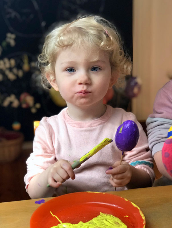 Bunte Ostern! Tageskinder bemalen Ostereier. TiG! Kindertagespflege in Braunschweig Gliesmarode, Nicole Appel und Antje Storek – Kindertagespflege, Tagesmutter und Großtagespflege für Braunschweig Gliesmarode, Querum, Riddagshausen, Östliches Ringgebiet, Volkmarode, Bienrode, Waggum, Hondelage, Schuntersiedlung, Kralenriede, Dibbesdorf, Schwarzer Berg, Siegfriedviertel, Nordstadt und Schapen