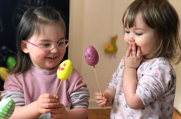 Bunte Ostern! Tageskinder bemalen Ostereier. TiG! Kindertagespflege in Braunschweig Gliesmarode, Nicole Appel und Antje Storek – Kindertagespflege, Tagesmutter und Großtagespflege für Braunschweig Gliesmarode, Querum, Riddagshausen, Östliches Ringgebiet, Volkmarode, Bienrode, Waggum, Hondelage, Schuntersiedlung, Kralenriede, Dibbesdorf, Schwarzer Berg, Siegfriedviertel, Nordstadt und Schapen