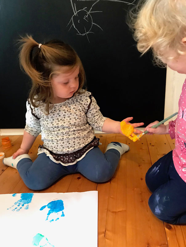 Wir sind und bleiben bunt! Tageskinder machen Handabdrücke. TiG! Kindertagespflege in Braunschweig Gliesmarode, Nicole Appel und Antje Storek – Kindertagespflege, Tagesmutter und Großtagespflege für Braunschweig Gliesmarode, Querum, Riddagshausen, Östliches Ringgebiet, Volkmarode, Bienrode, Waggum, Hondelage, Schuntersiedlung, Kralenriede, Dibbesdorf, Schwarzer Berg, Siegfriedviertel, Nordstadt und Schapen