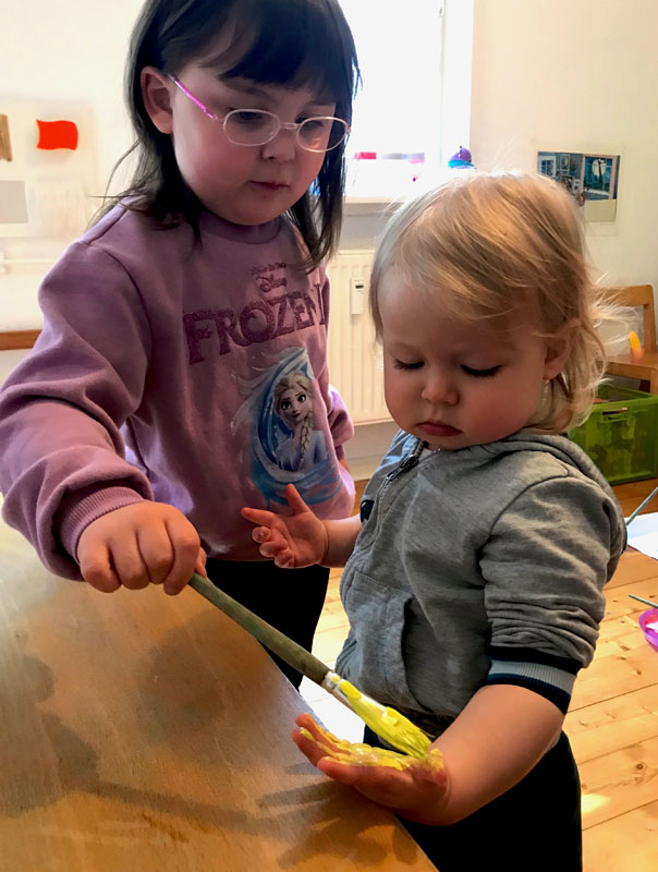 Wir sind und bleiben bunt! Tageskinder machen Handabdrücke. TiG! Kindertagespflege in Braunschweig Gliesmarode, Nicole Appel und Antje Storek – Kindertagespflege, Tagesmutter und Großtagespflege für Braunschweig Gliesmarode, Querum, Riddagshausen, Östliches Ringgebiet, Volkmarode, Bienrode, Waggum, Hondelage, Schuntersiedlung, Kralenriede, Dibbesdorf, Schwarzer Berg, Siegfriedviertel, Nordstadt und Schapen