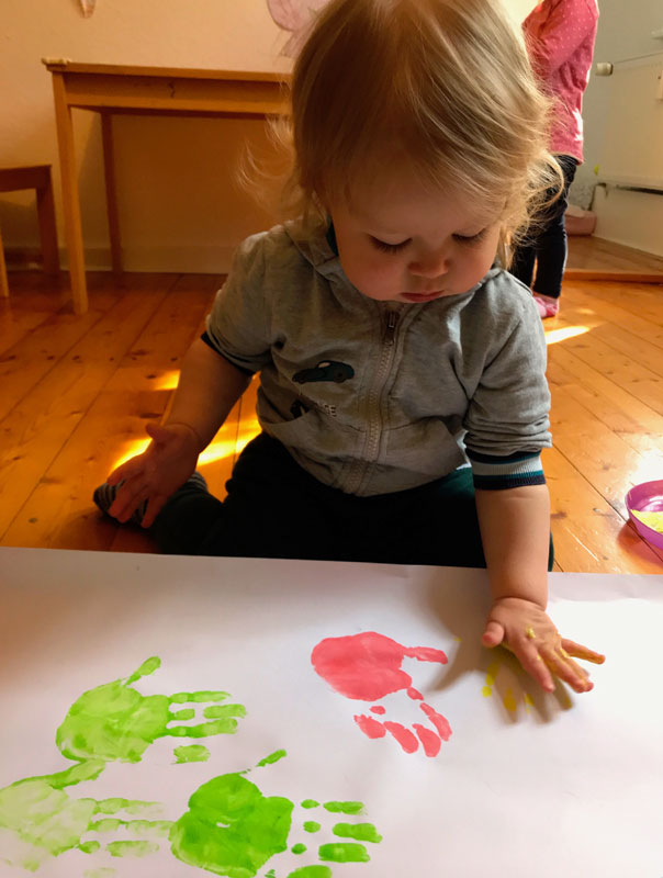 Wir sind und bleiben bunt! Tageskinder machen Handabdrücke. TiG! Kindertagespflege in Braunschweig Gliesmarode, Nicole Appel und Antje Storek – Kindertagespflege, Tagesmutter und Großtagespflege für Braunschweig Gliesmarode, Querum, Riddagshausen, Östliches Ringgebiet, Volkmarode, Bienrode, Waggum, Hondelage, Schuntersiedlung, Kralenriede, Dibbesdorf, Schwarzer Berg, Siegfriedviertel, Nordstadt und Schapen