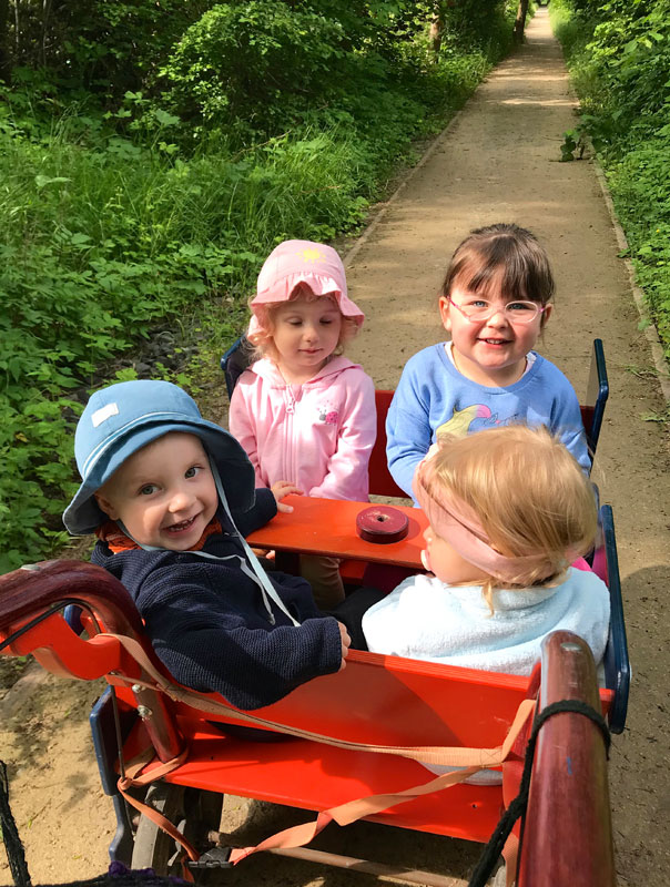 Auf zum Spielplatz! Tageskinder besuchen den Spielplatz. TiG! Kindertagespflege in Braunschweig Gliesmarode Nicole Appel – Kindertagespflege und Tagesmutter für Braunschweig Gliesmarode, Querum, Riddagshausen, Östliches Ringgebiet, Volkmarode, Bienrode, Waggum, Hondelage, Schuntersiedlung, Kralenriede, Dibbesdorf, Schwarzer Berg, Siegfriedviertel, Nordstadt und Schapen