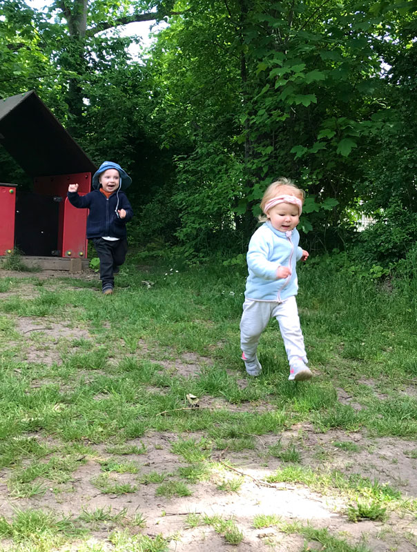 Auf zum Spielplatz! Tageskinder besuchen den Spielplatz. TiG! Kindertagespflege in Braunschweig Gliesmarode Nicole Appel – Kindertagespflege und Tagesmutter für Braunschweig Gliesmarode, Querum, Riddagshausen, Östliches Ringgebiet, Volkmarode, Bienrode, Waggum, Hondelage, Schuntersiedlung, Kralenriede, Dibbesdorf, Schwarzer Berg, Siegfriedviertel, Nordstadt und Schapen