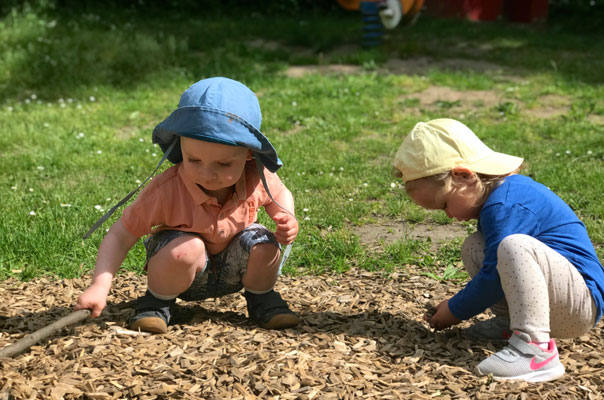 Auf zum Spielplatz! Tageskinder besuchen den Spielplatz. TiG! Kindertagespflege in Braunschweig Gliesmarode Nicole Appel – Kindertagespflege und Tagesmutter für Braunschweig Gliesmarode, Querum, Riddagshausen, Östliches Ringgebiet, Volkmarode, Bienrode, Waggum, Hondelage, Schuntersiedlung, Kralenriede, Dibbesdorf, Schwarzer Berg, Siegfriedviertel, Nordstadt und Schapen