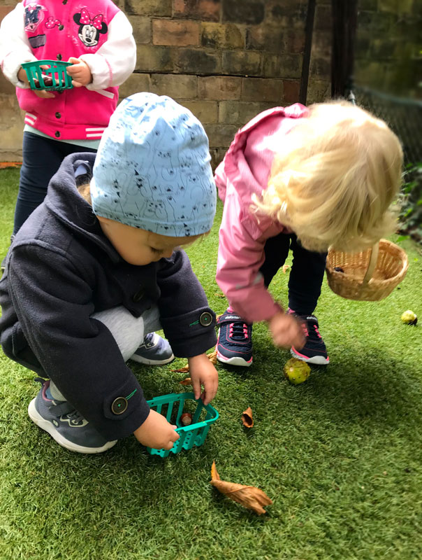 Ki-Ka-Kastaniensammeln! Tageskinder sammeln Kastanien. TiG! Kindertagespflege in Braunschweig Gliesmarode Nicole Appel – Kindertagespflege und Tagesmutter für Braunschweig Gliesmarode, Querum, Riddagshausen, Östliches Ringgebiet, Volkmarode, Bienrode, Waggum, Hondelage, Schuntersiedlung, Kralenriede, Dibbesdorf, Schwarzer Berg, Siegfriedviertel, Nordstadt und Schapen