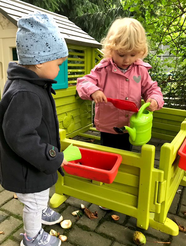 Ki-Ka-Kastaniensammeln! Tageskinder sammeln Kastanien. TiG! Kindertagespflege in Braunschweig Gliesmarode Nicole Appel – Kindertagespflege und Tagesmutter für Braunschweig Gliesmarode, Querum, Riddagshausen, Östliches Ringgebiet, Volkmarode, Bienrode, Waggum, Hondelage, Schuntersiedlung, Kralenriede, Dibbesdorf, Schwarzer Berg, Siegfriedviertel, Nordstadt und Schapen