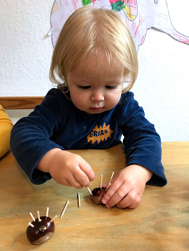 Ki-Ka-Kastanienbasteln! Tageskinder basteln mit Kastanien. TiG! Kindertagespflege in Braunschweig Gliesmarode Nicole Appel – Kindertagespflege und Tagesmutter für Braunschweig Gliesmarode, Querum, Riddagshausen, Östliches Ringgebiet, Volkmarode, Bienrode, Waggum, Hondelage, Schuntersiedlung, Kralenriede, Dibbesdorf, Schwarzer Berg, Siegfriedviertel, Nordstadt und Schapen