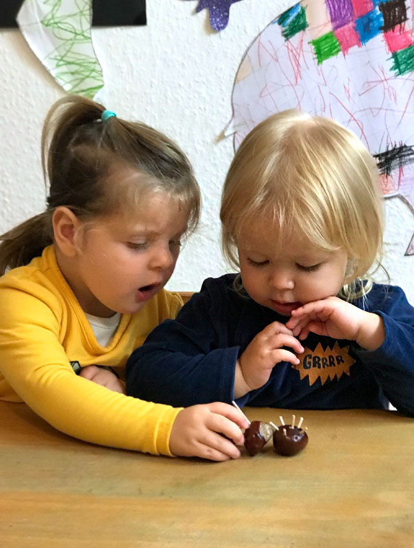 Ki-Ka-Kastanienbasteln! Tageskinder basteln mit Kastanien. TiG! Kindertagespflege in Braunschweig Gliesmarode Nicole Appel – Kindertagespflege und Tagesmutter für Braunschweig Gliesmarode, Querum, Riddagshausen, Östliches Ringgebiet, Volkmarode, Bienrode, Waggum, Hondelage, Schuntersiedlung, Kralenriede, Dibbesdorf, Schwarzer Berg, Siegfriedviertel, Nordstadt und Schapen