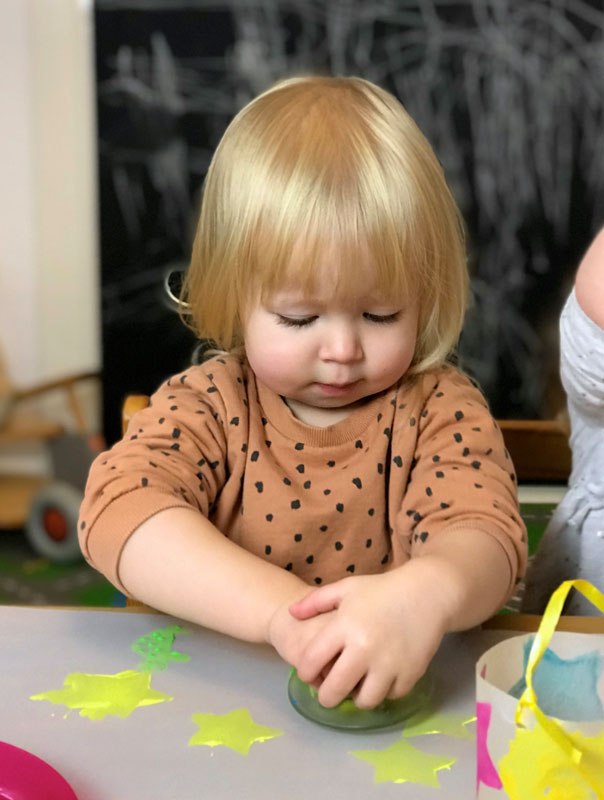 Ich bastele meine Laterne …! Tageskinder basteln Laternen. TiG! Kindertagespflege in Braunschweig Gliesmarode Nicole Appel – Kindertagespflege und Tagesmutter für Braunschweig Gliesmarode, Querum, Riddagshausen, Östliches Ringgebiet, Volkmarode, Bienrode, Waggum, Hondelage, Schuntersiedlung, Kralenriede, Dibbesdorf, Schwarzer Berg, Siegfriedviertel, Nordstadt und Schapen