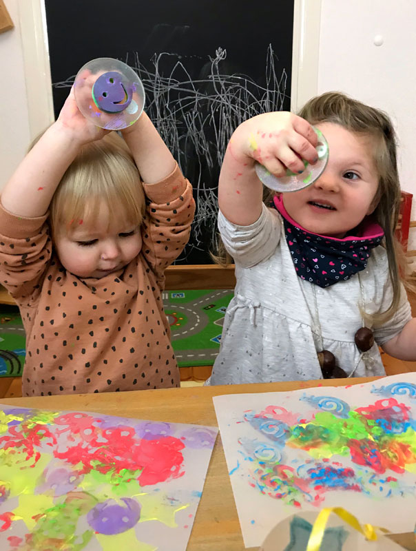 Ich bastele meine Laterne …! Tageskinder basteln Laternen. TiG! Kindertagespflege in Braunschweig Gliesmarode Nicole Appel – Kindertagespflege und Tagesmutter für Braunschweig Gliesmarode, Querum, Riddagshausen, Östliches Ringgebiet, Volkmarode, Bienrode, Waggum, Hondelage, Schuntersiedlung, Kralenriede, Dibbesdorf, Schwarzer Berg, Siegfriedviertel, Nordstadt und Schapen