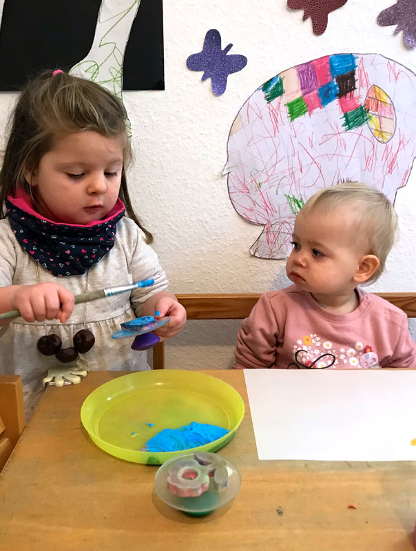 Ich bastele meine Laterne …! Tageskinder basteln Laternen. TiG! Kindertagespflege in Braunschweig Gliesmarode Nicole Appel – Kindertagespflege und Tagesmutter für Braunschweig Gliesmarode, Querum, Riddagshausen, Östliches Ringgebiet, Volkmarode, Bienrode, Waggum, Hondelage, Schuntersiedlung, Kralenriede, Dibbesdorf, Schwarzer Berg, Siegfriedviertel, Nordstadt und Schapen