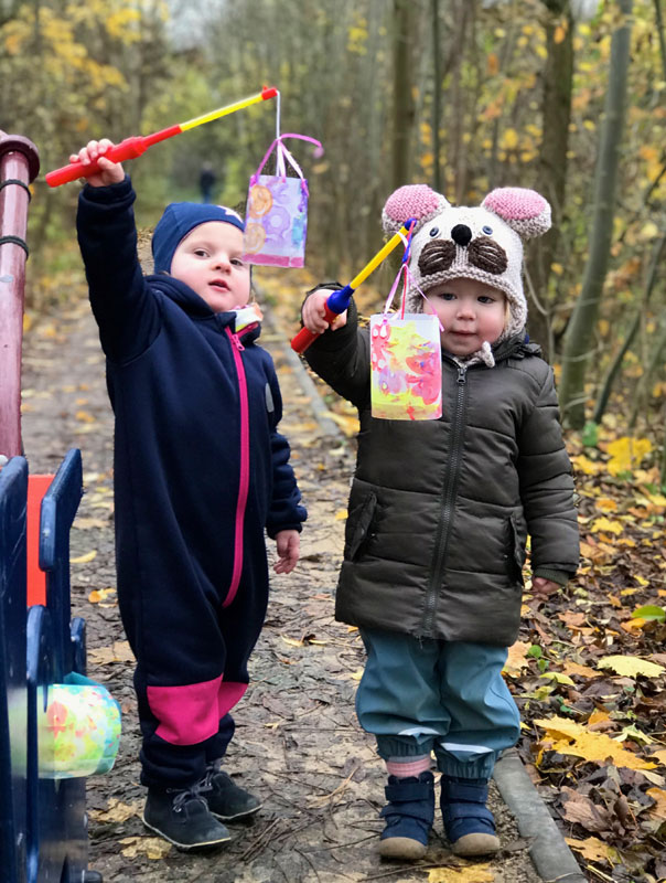 Ich geh mit meiner Laterne …! Tageskinder gehen Laterne. TiG! Kindertagespflege in Braunschweig Gliesmarode Nicole Appel – Kindertagespflege, Krippe und Tagesmutter für Braunschweig Gliesmarode, Querum, Riddagshausen, Östliches Ringgebiet, Volkmarode, Bienrode, Waggum, Hondelage, Schuntersiedlung, Kralenriede, Dibbesdorf, Schwarzer Berg, Siegfriedviertel, Nordstadt und Schapen