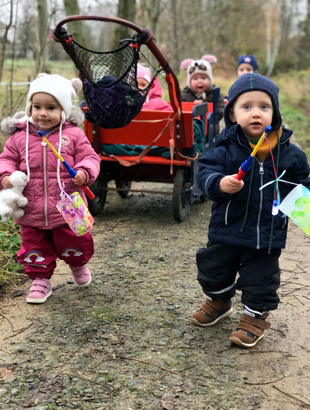 Ich geh mit meiner Laterne …! Tageskinder gehen Laterne. TiG! Kindertagespflege in Braunschweig Gliesmarode Nicole Appel – Kindertagespflege, Krippe und Tagesmutter für Braunschweig Gliesmarode, Querum, Riddagshausen, Östliches Ringgebiet, Volkmarode, Bienrode, Waggum, Hondelage, Schuntersiedlung, Kralenriede, Dibbesdorf, Schwarzer Berg, Siegfriedviertel, Nordstadt und Schapen