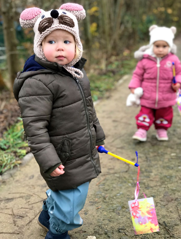 Ich geh mit meiner Laterne …! Tageskinder gehen Laterne. TiG! Kindertagespflege in Braunschweig Gliesmarode Nicole Appel – Kindertagespflege, Krippe und Tagesmutter für Braunschweig Gliesmarode, Querum, Riddagshausen, Östliches Ringgebiet, Volkmarode, Bienrode, Waggum, Hondelage, Schuntersiedlung, Kralenriede, Dibbesdorf, Schwarzer Berg, Siegfriedviertel, Nordstadt und Schapen