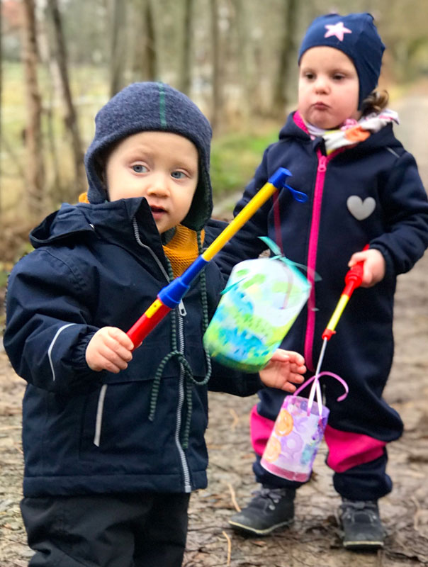 Ich geh mit meiner Laterne …! Tageskinder gehen Laterne. TiG! Kindertagespflege in Braunschweig Gliesmarode Nicole Appel – Kindertagespflege, Krippe und Tagesmutter für Braunschweig Gliesmarode, Querum, Riddagshausen, Östliches Ringgebiet, Volkmarode, Bienrode, Waggum, Hondelage, Schuntersiedlung, Kralenriede, Dibbesdorf, Schwarzer Berg, Siegfriedviertel, Nordstadt und Schapen