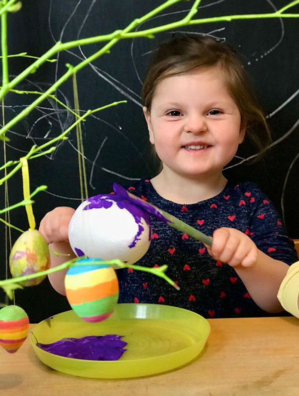 Kunterbunte Ostern! Tageskinder bemalen Ostereier. TiG! Kindertagespflege in Braunschweig Gliesmarode Nicole Appel – Kindertagespflege, Krippe und Tagesmutter für Braunschweig Gliesmarode, Querum, Riddagshausen, Östliches Ringgebiet, Volkmarode, Bienrode, Waggum, Hondelage, Schuntersiedlung, Kralenriede, Dibbesdorf, Schwarzer Berg, Siegfriedviertel, Nordstadt und Schapen