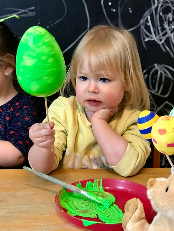 Kunterbunte Ostern! Tageskinder bemalen Ostereier. TiG! Kindertagespflege in Braunschweig Gliesmarode Nicole Appel – Kindertagespflege, Krippe und Tagesmutter für Braunschweig Gliesmarode, Querum, Riddagshausen, Östliches Ringgebiet, Volkmarode, Bienrode, Waggum, Hondelage, Schuntersiedlung, Kralenriede, Dibbesdorf, Schwarzer Berg, Siegfriedviertel, Nordstadt und Schapen