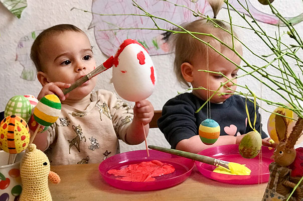 Kunterbunte Ostern! Tageskinder bemalen Ostereier. TiG! Kindertagespflege in Braunschweig Gliesmarode Nicole Appel – Kindertagespflege, Krippe und Tagesmutter für Braunschweig Gliesmarode, Querum, Riddagshausen, Östliches Ringgebiet, Volkmarode, Bienrode, Waggum, Hondelage, Schuntersiedlung, Kralenriede, Dibbesdorf, Schwarzer Berg, Siegfriedviertel, Nordstadt und Schapen