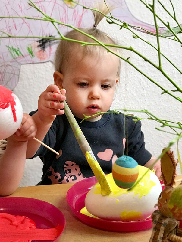 Kunterbunte Ostern! Tageskinder bemalen Ostereier. TiG! Kindertagespflege in Braunschweig Gliesmarode Nicole Appel – Kindertagespflege, Krippe und Tagesmutter für Braunschweig Gliesmarode, Querum, Riddagshausen, Östliches Ringgebiet, Volkmarode, Bienrode, Waggum, Hondelage, Schuntersiedlung, Kralenriede, Dibbesdorf, Schwarzer Berg, Siegfriedviertel, Nordstadt und Schapen